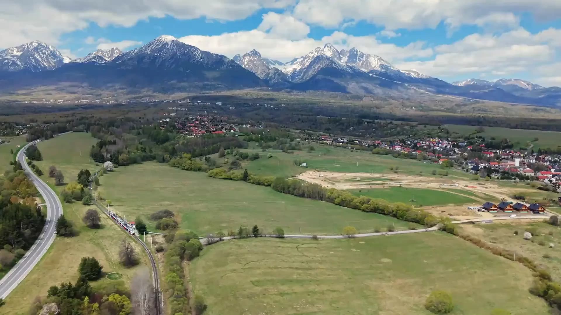 Dronový záber na Novú Lesnú s panorámou Vysokých Tatier